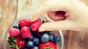 In der regel bekommen diabetiker von ihrem arzt tabletten verschrieben, die die insulinproduktion steigern oder die insulinresistenz positiv beeinflussen sollen. Welches Obst Darf Bei Diabetes Gegessen Werden Bildderfrau De