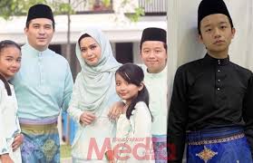 Listen to aaron aziz | soundcloud is an audio platform that lets you listen to what you love and share the 3 followers. Dah Besar Dan Handsome Foto Terkini Anak Bujang Lelaki Datuk Aaron Aziz Para Peminat Memuji Media Hiburan