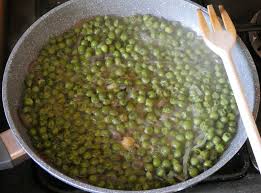 Oggi un contorno semplice e buono , io ne mangerei a scoppiare , cotti in questo modo i pisellini tirano fuori tutta la facebook una mamma in padella , vi basterà cliccare il nome in. Salsiccia Di Vitello E Piselli In Padella Piatto Facile Ricette In 30 Minuti