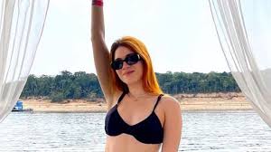 Ana Clara Lima exibe curvas esculturais ao posar com biquíni preto:  Maravilhosa