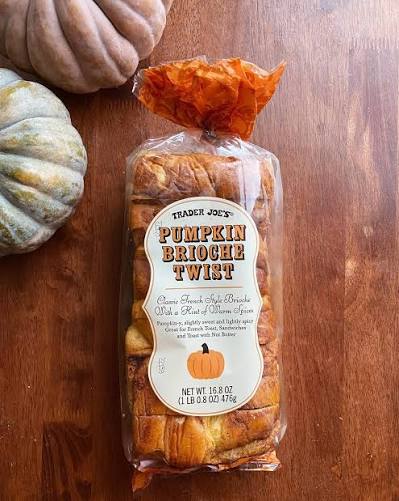 NOOOOOO. 😫 The twist has replaced the original pumpkin brioche in all stores, as far as I can tell. Swipe 👉 for comparison photos. For those who don't know, the past few (?)