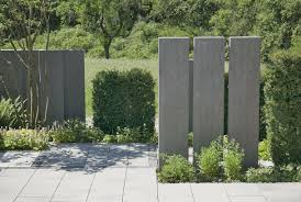 Rinn Betonstelen Als Sichtschutz Auf Ihrem Grundstuck Sichtschutzwand Garten Sichtschutz Garten Sichtschutzzaun Garten