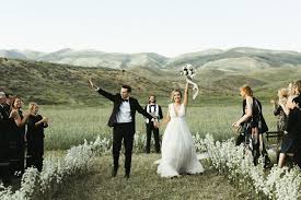 Con tantas invitaciones sobre la mesa, a muchos invitados les surge una gran duda llegado este momento: Razones Para Elegir Una Boda Intima Mis Secretos De Boda Events