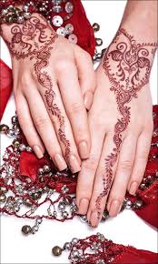 Ada banyak seni yang dihasilkan dari henna, seperti henna tangan atau inai tangan, henna. 100 Gambar Henna Tangan Yang Cantik Dan Simple Beserta Cara Membuatnya Rejeki Nomplok