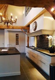 brabantse langgevel boerderij een rustiek interieur met hedendaagse toetsen in een traditionele woonboerde hedendaagse keukens warme keuken kleuren home deco