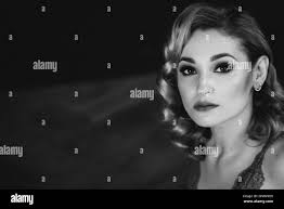 Primo piano Ritratto di una bella donna di affari fiduciosa. Il concetto di  uguaglianza di genere. Donna forte indipendente. Messa a fuoco selettiva  morbida. Nero e w Foto stock