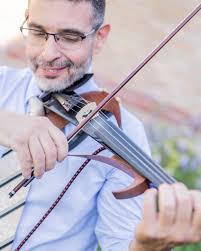 Not gonna lie — one of my absolute favorite parts of a wedding day? 🍰 The  cake cut. Every. Single. Time. It's the perfect mix of sweet, chaotic,  hilarious, and unpredictable. Some