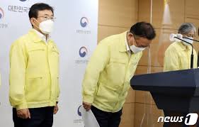 방역당국이 현행 5단계 사회적 거리두기를 4단계로 개편하는 안을 논의 중인 가운데, 관련 협회·단체와 최종 의견을 조율해 다음주 개편안을 확정한다는 방침이다. Diejujpul3aqnm