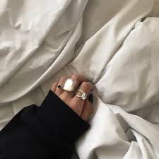 夏の指先はシルバーリングで変化をつけて 憧れブランドと指輪をつける位置をマスター mery メリー シルバーリング インスタ おしゃれ ヴィンテージファッションフォト