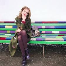 В 14 лет появилась на сцене театра им. Papiny Dochki Liza Arzamasova I Katya Starshova Vstretilis Na Semochnoj Ploshadke