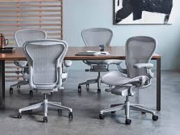 Dort Isikli Aeron Sandalyeli Muhtesem Konferans Salonu Aeron Office Chair Herman Miller Office Chair Furniture