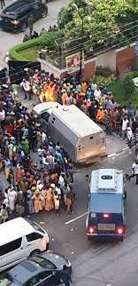 9:19am on jan 19, 2011. Pdp 2023 On Twitter Red Alert This Is The Home Of Asiwaju Bola Ahmed Tinubu And Mrs Remi Tinubu Apc Senatorial Candidate Lagos State Bullion Vans Were Seen Entering Their House