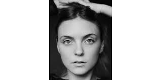 Musique : Eva Carmen Jarriau propose un titre de pop italienne