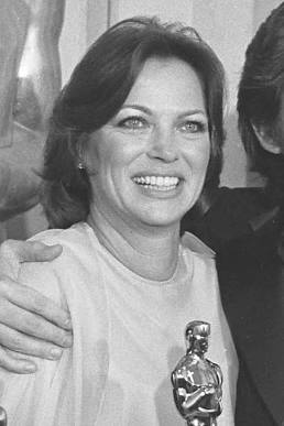 Louise Fletcher avec son Oscar en 1976, généré par IA