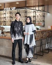 *co ada kantong di kiri. 6 Inspirasi Model Batik Couple Dengan Pasangan Simpel Dan Elegan