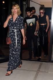 Dunkle flure, zerstörte hotelzimmer und laszive bettszenen: Taylor Swift Stylishly Third Wheels Gigi And Zayn S Date Gigi Hadid Und Zayn Zayn Malik Taylor Swift