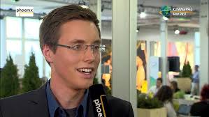 phoenix-Moderator Thomas Bade spricht mit Simon Lange (Klimadelegation der  Jugend)