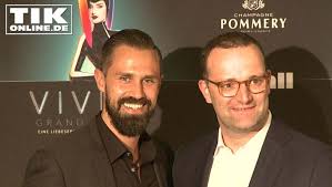 Wenige tage vor weihnachten fand die hochzeit am freitag im familienkreis im standesamt auf schloss borbeck in essen statt. Jens Spahn Hochzeit 20 Besten Ideen Jens Spahn Hochzeit Beste Wohnkultur Die Hochzeit Fand Schon Am Freitag Im Familienkreis Im Standesamt Auf Schloss Borbeck In Essen Wenige Tage Coloring Books