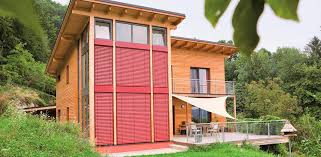 Bei Diesem Pultdachhaus Springt Einen Sofort Die Rote Jalousie Ins Auge Welche Ein Echter Hingucker Ist Die Grosse Terrasse Besti Haus Fertighauser Haus Bauen