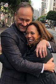 Kamala harris has also said that she became friends with her stepchildren's mother when the two of them used to sit together while attending the kids' recitals and swim meets and so forth. Kamala Harris Wie Tickt Die Neue Vizeprasidentin Der Usa Gala De