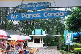 Pemandian alami ini menawarkan kolam dengan warna air yang jernih lengkap dengan rimbunnya pepohonan. 60 Tempat Wisata Malang Yang Harus Kamu Datangi Saat Ke Kota Apel