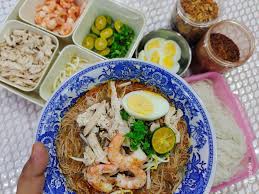 Cara masakan yang simple bahan2 pes laksa sarawak haji manan bihun (jasmine) taugeh dada ayam udang telur 2 biji cili laksa sarawak instant (hj manan) masakan ni untuk sharing idea nak masak apa hari ni. Resepi Laksa Sarawak Mudah Dan Sedap Guna Pes Haji Manan Aku Sis Lin