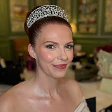 𝐒𝐨𝐟𝐭 𝐠𝐥𝐚𝐦 𝐧𝐞𝐯𝐞𝐫 𝐠𝐨𝐞𝐬 𝐨𝐮𝐭 𝐨𝐟 𝐬𝐭𝐲𝐥𝐞 𝐞𝐯𝐞𝐧 𝐨𝐧  𝐇𝐚𝐥𝐥𝐨𝐰𝐞𝐞𝐧 👼🏼✨ This is my kind of Halloween look, soft, glowing,  and VS inspired 🤍 The beautiful @sophiemarieridgway at @creationsbychloek  content day😍😍 Hair