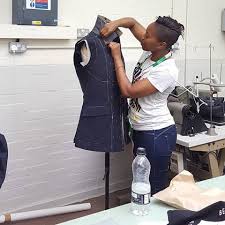 مصممة تدمج لغة برايل في أزيائها للمكفوفين