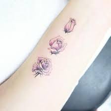 Dezente Tattoo Ideen Frauen Aufbluhende Rose Armtattoo Rosa Drei Bilder Tatowierungen Tattoo Ideen Rosen Tattoos