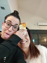 לפני שנה אמא שלי אירגנה למשפחה המצומצמת הדלקת נרות חנוכה וממש ממש התעקשה  שנבוא כולם כאילו כבר מההתעקשות היינו צריכים להבין שיש פה משהו חשוד הרי  אנחנו אשכנזים, החגיגה הכי גדולה אצלנו