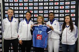 Équipe de france féminine de hanball : La Caisse D Epargne Devoile Le Nouveau Maillot De L Equipe De France Feminine De Handball Cote Vestiaire
