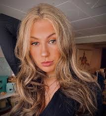 Elizabeth Smithers's Instagram, Twitter & Facebook