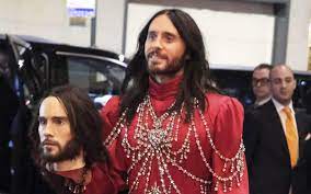 After starting his career with television appearances in the early 1990s. Jared Leto Soll In The Little Things Einen Morder Spielen