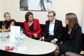 V dalším dílu show jana krause se představí herečka eva holubová, primátor prahy zdeněk hřib a bloggerka marta kučíková. Eva Holubova Po Letech Vyvetrala Svoje Deti Syn Adam Se Pochlubil Pritelkyni Blesk Cz