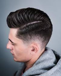 Simak berbagai variasi gaya rambut pria pendek pria yang masih bakal trend tahun ini! 10 Model Rambut Keren Pria Yang Akan Ngetren Di 2018