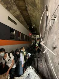 How many people died in the taiwan train crash? Rocztewqh9butm