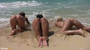 Grupo de adolescentes pasan un día desnudas en la playa » PornoReino.com