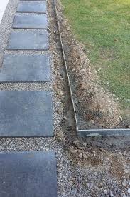 Comment Poser Bordure Metallique Acier Galvanise Pieu Tranchee Beton Allee Bordurette Jardin Metal V Paysage Des Allees Bordure Jardin Metal Amenagement Jardin