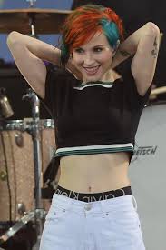 It's a lucky shot for the owners of slightly curly hair, but the rest will have to put effort. Orange Blue Hayleywilliams