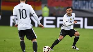 Mit verständnis und enttäuschung hat ilkay gündogan beim medientag des dfb auf die kritik an seinem foto mit. Ozil Gundogan Und Erdogan Geht S Raus Und Spielt S Fussball Cicero Online