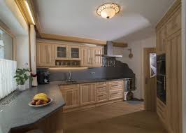 Moderne Landhauskuche In Braunesche Kombiniert Mit Einer Granit Arbeitsplatte Moderne Kuche Haus Kuchen Kuche