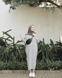 Busana hamil dengan hijab ala poppy bunga ini bisa jadi inspirasi sahabat nova yang juga sedang menanti kelahiran buah hati! 10 Inspirasi Fashion Bumil Berhijab Referensi Tampil Fresh Santun
