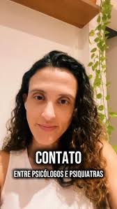 Prescrever não é apenas escolher um medicamento. É construir compreensão,  segurança e parceria no cuidado. Quando o paciente entende a dose, o tempo  de resposta, as possíveis reações e a importância do