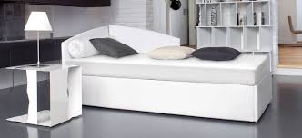 Mango, essenziale e versatile, si trasforma in letto abbassando i braccioli. Titti Letto Di Bonaldo Arredamento Design