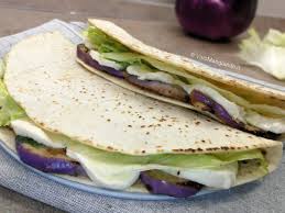 2 piadine, 250g melanzane a fette spesse 1/2cm, 2 cucchiai colmi di maionese, 6 foglie di basilico spezzettate, 300g pomodori affettati, 150g fontina affettata, olio, sale. Piadina Con Melanzane Grigliate E Mozzarella Vivo Mangiando