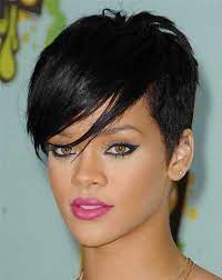 Fière de sa taille 36 retrouvée. Short With Side Swept Bangs Top 9 Rihanna Hairstyles Coiffure Courte Cheveux Courts Modeles De Cheveux