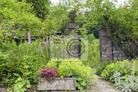 Englisch Hutte Garten Mit Steinmauer Rose Bogen Eingang Und Bunte Fototapete Fototapeten Parklandschaft Rosenstrauch In Blute Myloview De