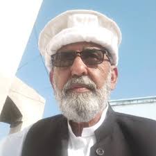 So Cute: man is feeding rescued Red-tailed Shrike (棕尾伯劳, Lanius  phoenicuroides) chicks, in Jiangxi province, China.