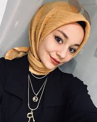 Sal Alirken Nelere Dikkat Edilmelidir Kadinev Com Casual Hijab Outfit Sal Basortusu Modasi