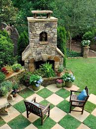Amenagement De Jardin Avec Un Sol En Damier Avec Herbe Amenagement Jardin Jardin Moderne Amenagement De Jardin Moderne